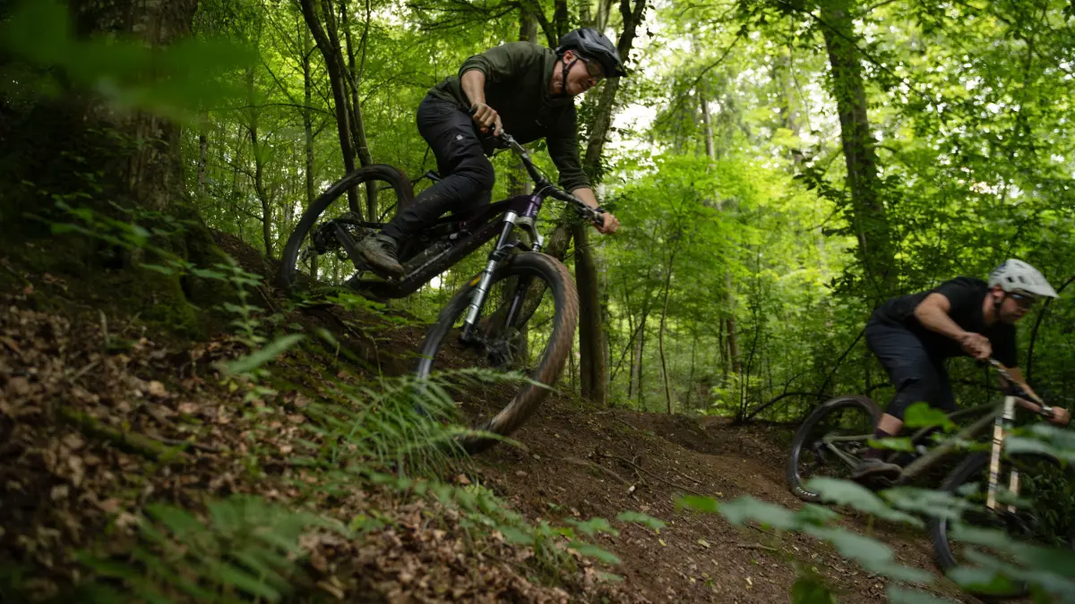 Franz Trail in Tübingen, links fährt Stephan Seitz, rechts fährt Peter Walker. Mountainbiken, Fahrrad, Wald, Outdoor. Credit: Christian Mierke