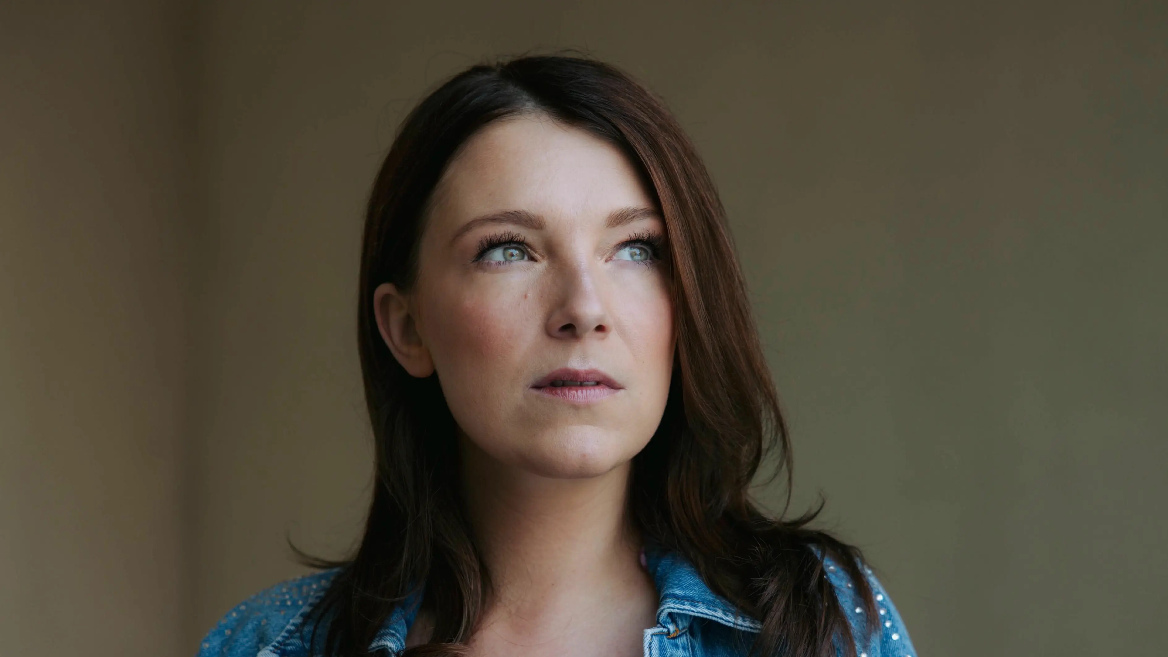 Lilly (Iris Mareike Steen) muss sich damit abfinden, dass Nihat andere Frauen kennenlernt.