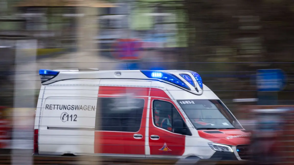 Einsatz für einen Krankenwagen: ARCHIV - 20.03.2023, Mecklenburg-Vorpommern, Rostock: Mit Blaulicht ist ein Rettungswagen zu einem Notfall-Einsatz unterwegs. (Aufnahme mit langer Belichtungszeit) (zu dpa: «Mann in Rostock von mehreren Menschen angegriffen») Foto: Jens Büttner/dpa +++ dpa-Bildfunk +++