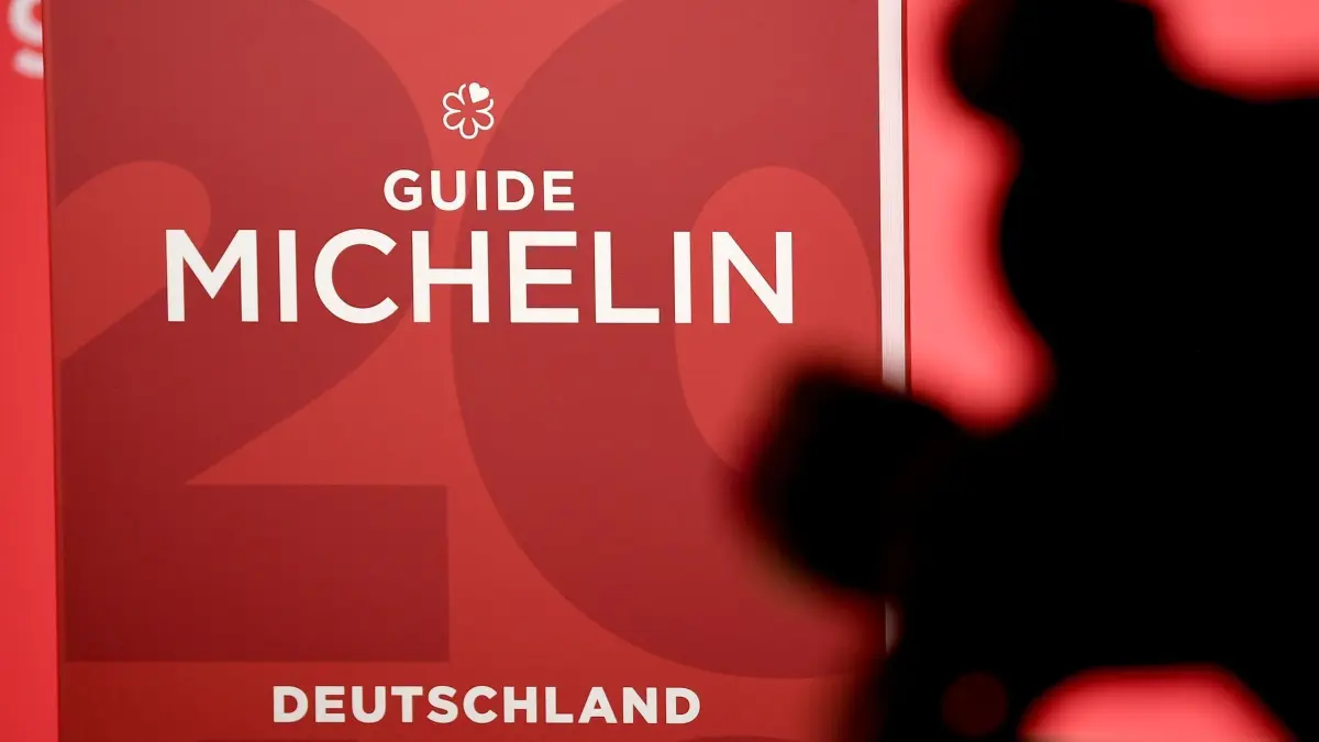 Michelin vergibt seine Sterne: ACHTUNG: SPERRFRIST 17. JUNI 21:00 UHR. SPERRFRIST 17. JUNI 21.00 UHR - ACHTUNG SPERRFRIST: DIESER BEITRAG DARF NICHT VOR DER SPERRFRIST, 17. JUNI 21.00 UHR, VERÖFFENTLICHT WERDEN! - ARCHIV - 26.02.2019, Berlin: Der Guide Michelin für Deutschland wird am Rande der Verleihung der Sterne gezeigt. (zu dpa: «Deutschland hat so viele Sterne-Restaurants wie noch nie») Foto: Britta Pedersen/dpa-Zentralbild/dpa +++ dpa-Bildfunk +++