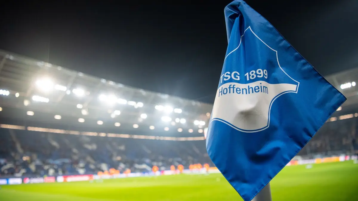 TSG 1899 Hoffenheim: ARCHIV - 27.11.2018, Baden-Württemberg, Sinsheim: Fußball: Champions League, 1899 Hoffenheim - Schachtjor Donezk, Gruppenphase, Gruppe F, 5. Spieltag. Eine Eckfahne mit dem Logo der TSG 1899 Hoffenheim steht im Stadion. Mara Alber verlässt Hoffenheim und wechselt zum FC Chelsea. (zu dpa: «Hoffenheim gibt Duric ersten Profivertrag») Foto: Sebastian Gollnow/dpa +++ dpa-Bildfunk +++