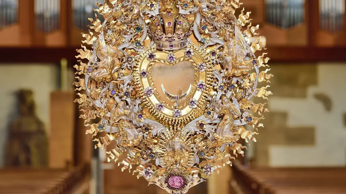 Meisterwerk der Goldschmiedekunst des Hochbarock: Hostienmonstranz von St. Moriz des Augsburger Goldschmieds Johann Joachim I Lutz von 1707; Höhe 105 cm.