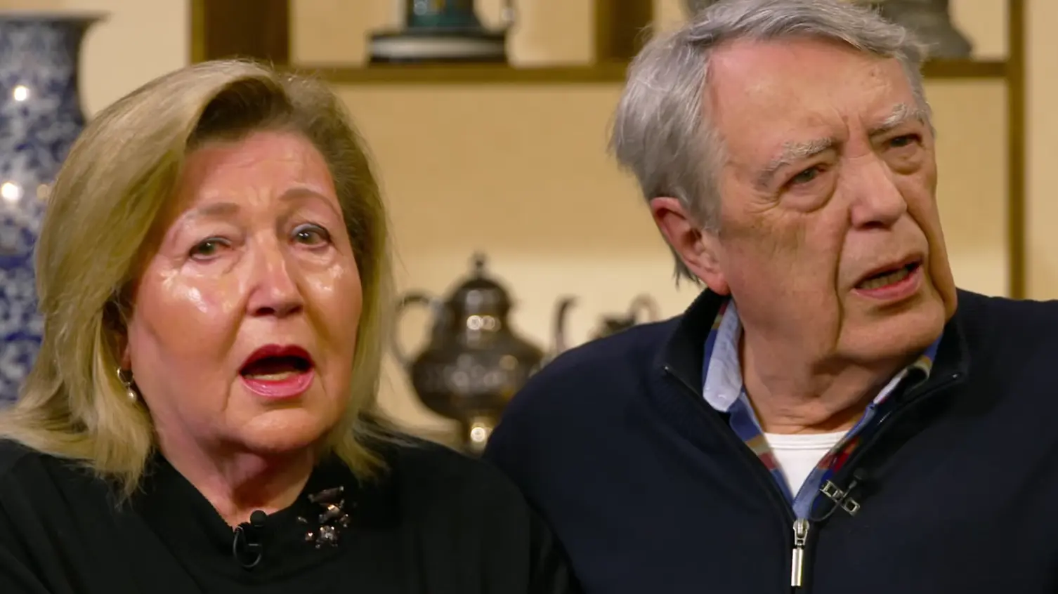 Ilona und Bernd können nicht fassen, wie wertvoll ihr Schmuck ist.