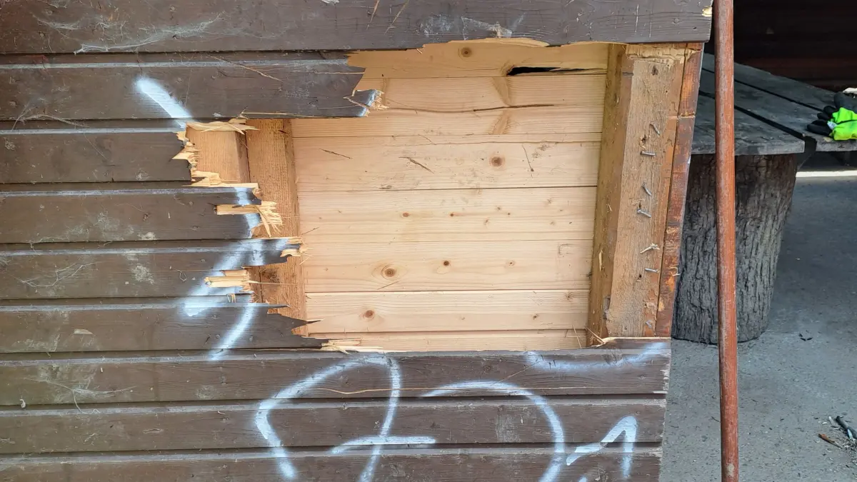Die Grillhütte am Maienplatz in Sulz wurde Opfer von Vandalismus.