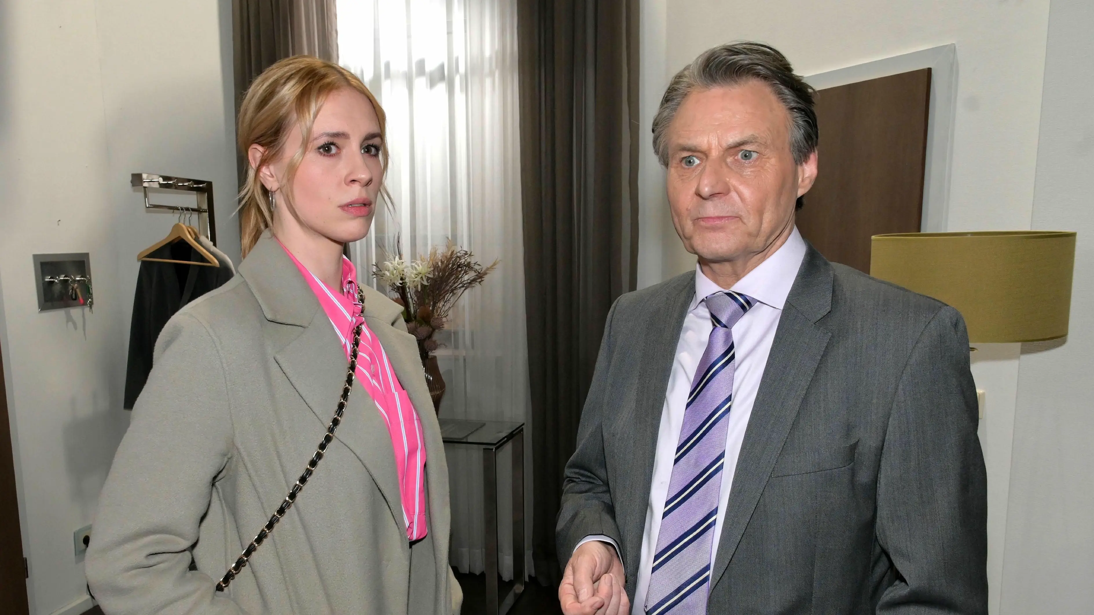 Zoe (Lara Dandelion Seibert) will die Gerner-Bank verlassen. Der Plan von Jo Gerner (Wolfgang Bahro) geht auf.