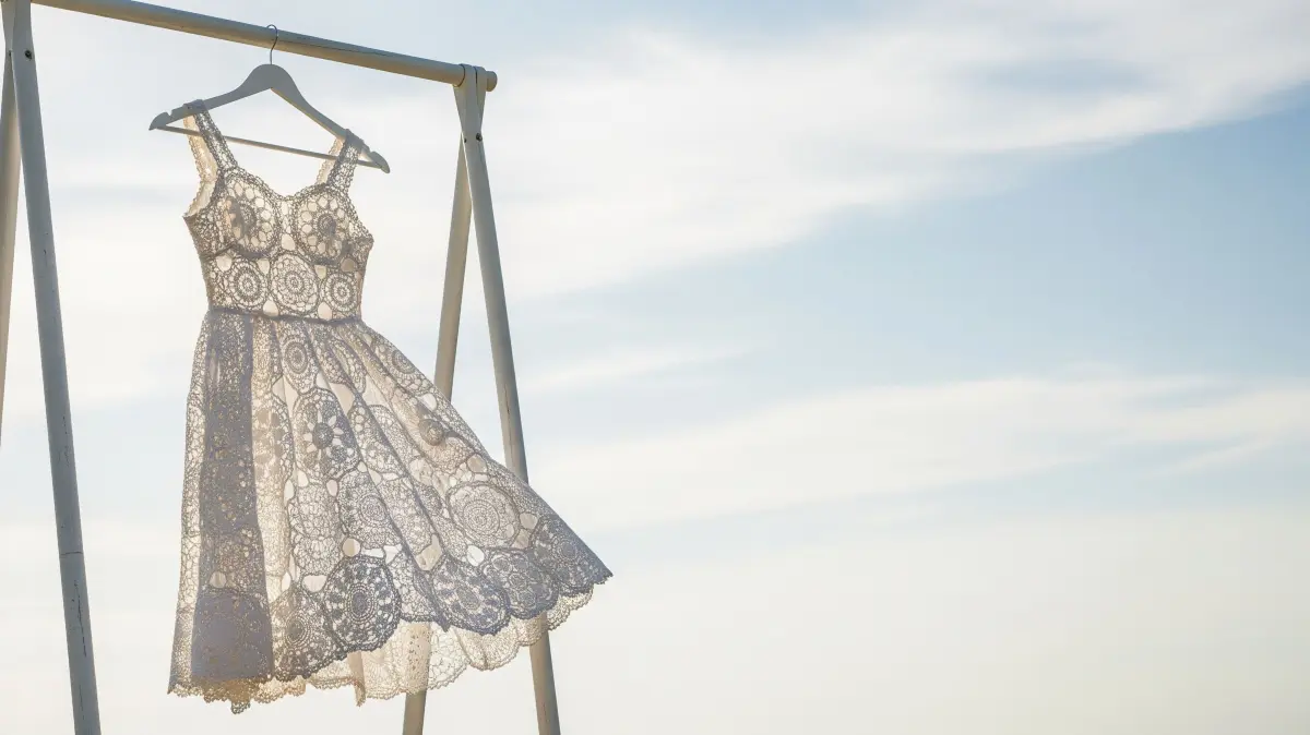 So oder so ähnlich könnte dein neues Sommerkleid aussehen. Material? Alte Häkel-Deckchen.
