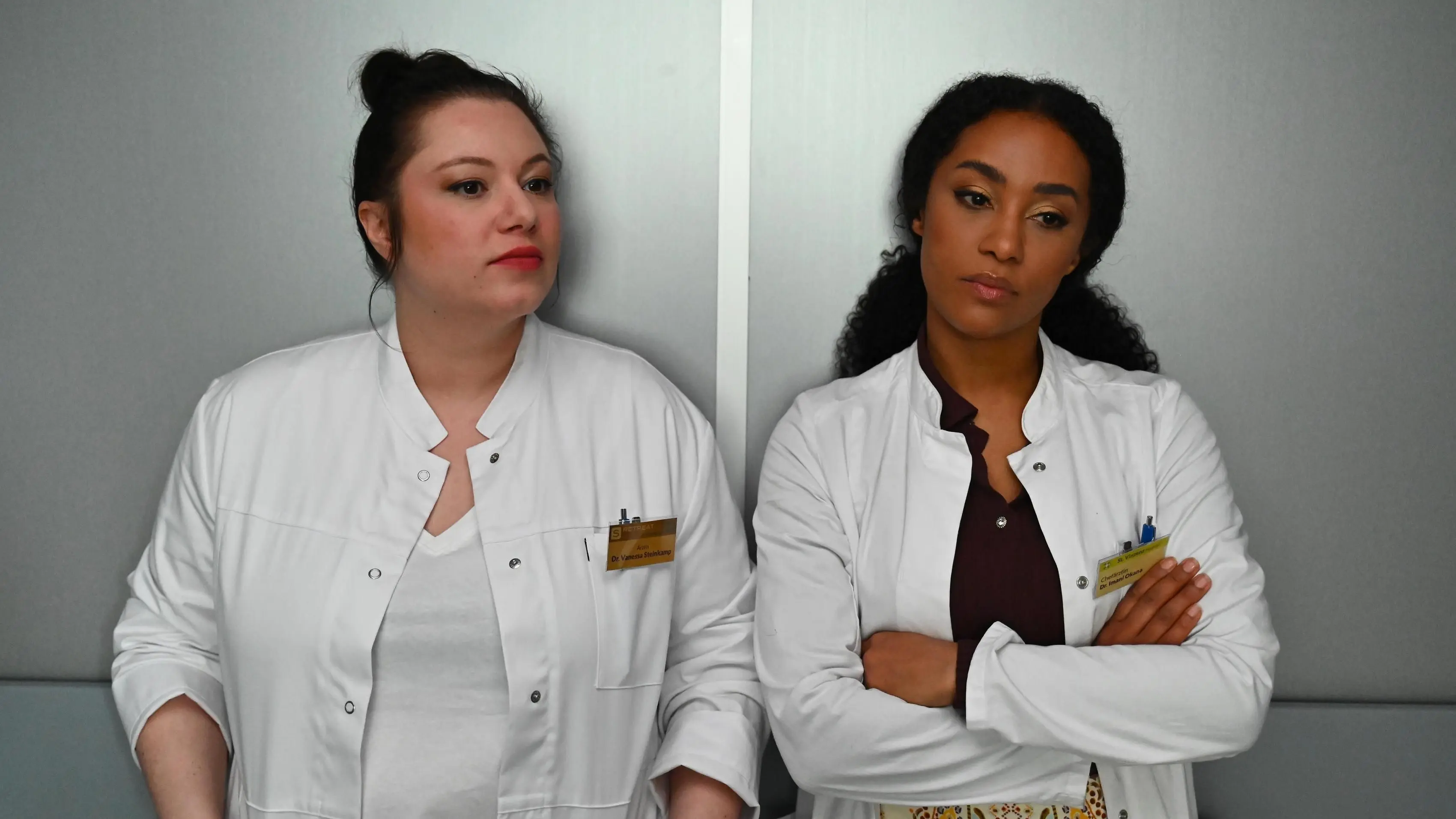 Vanessa (Julia Augustin, l.) und Imani (Féréba Koné) sind ab sofort Kolleginnen.