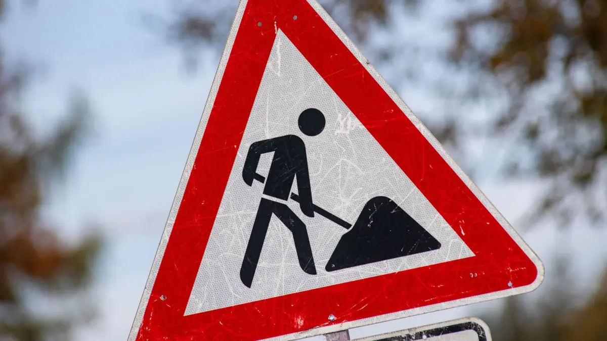Ein zerkratztes Schild Gefahrzeichen Arbeitsstelle (Zeichen 123) mit dem Piktogramm eines Bauarbeiters zur Beschilderung einer Baustelle. (zu dpa: «Bauarbeiter unter Betonplatte verschüttet») +++ dpa-Bildfunk +++
