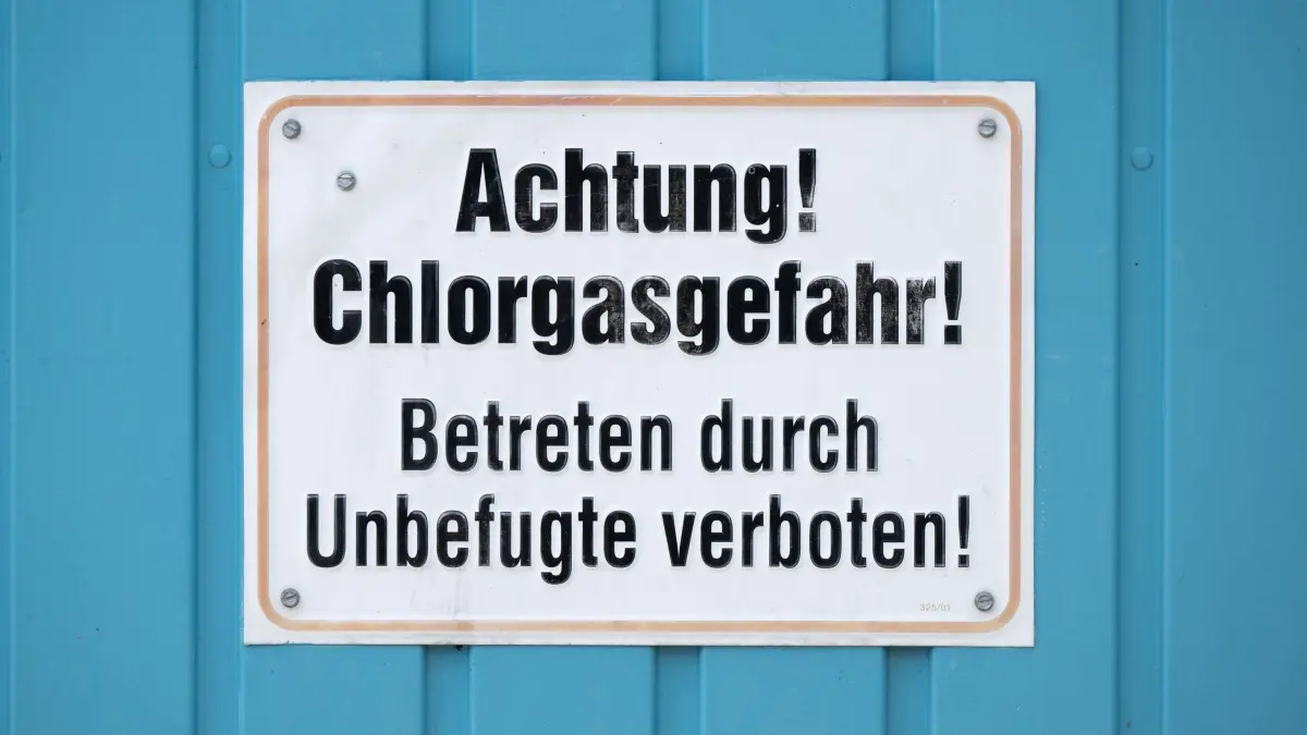 Chlorgas: ARCHIV - 10.05.2022, Sachsen, Freital: Ein Schild mit der Aufschrift «Achtung Chlorgas» hängt in einem Freibad. (zu dpa: «Chlorgas tritt in Schwimmbad aus - Großeinsatz») Foto: Sebastian Kahnert/dpa +++ dpa-Bildfunk +++