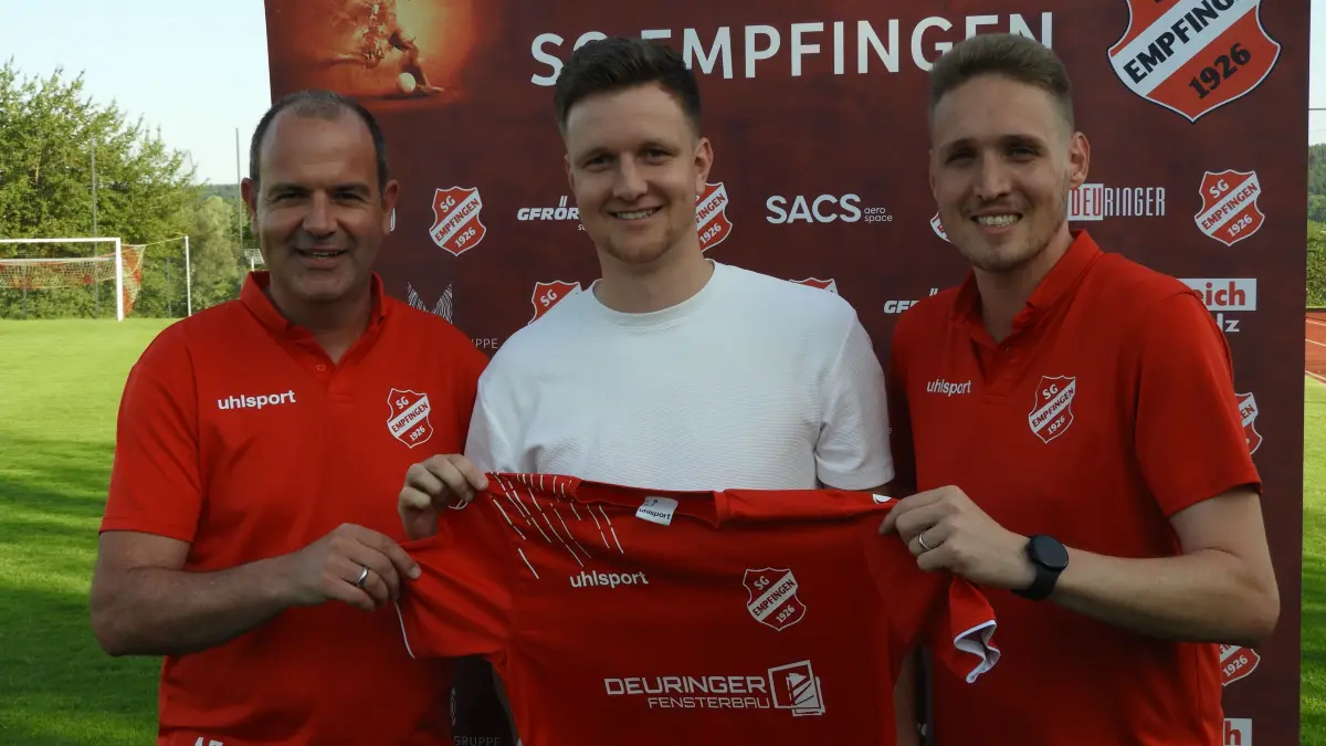 Alexander Eberhart (links) und Denis Weing (rechts) begrüßen den Empfinger Königstransfer Matthias Stüber.