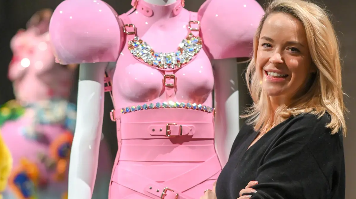 Die österreichische Modedesignerin Marina Hoermanseder steht an ihren Modekreationen im Berliner Salon im Rahmen der Mercedes-Benz Fashion Week für die Herbst-/Wintersaison 2021/2022 im Kraftwerk in der Köpenicker Straße.