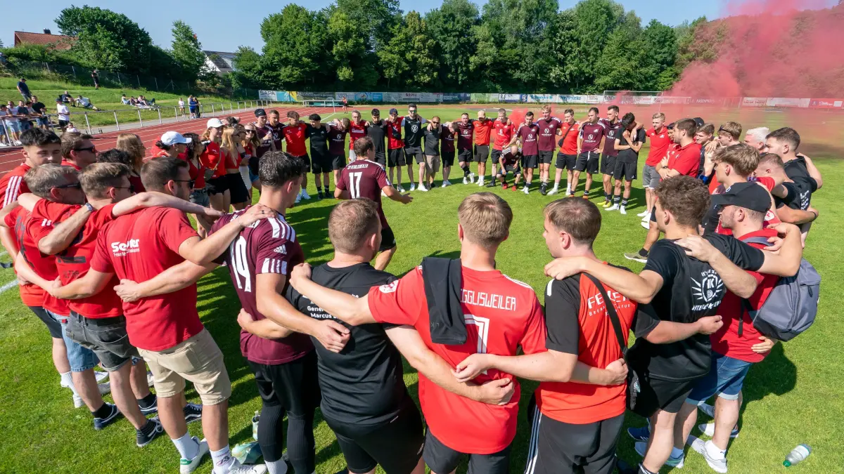 Fußball, Donau/Iller, Relegation: Finale um die Bezirksliga, SV Eggingen blau gegen TSV Regglisweiler in Illerrieden. Spielertrainer Stefan Reinert (Nr. 17) verabschiedet sich. Es ist sein letzter Kreis mit dem TSV. Ab sofort coacht er Senden-Ay.
