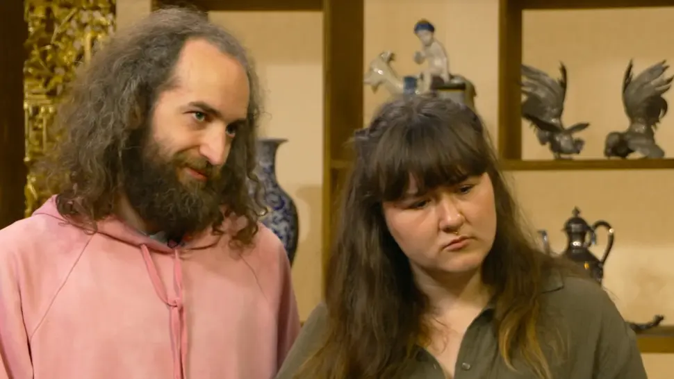 Alena und Robin kommen mit ihrer Stabbrosche ins Pulheimer Walzwerk.