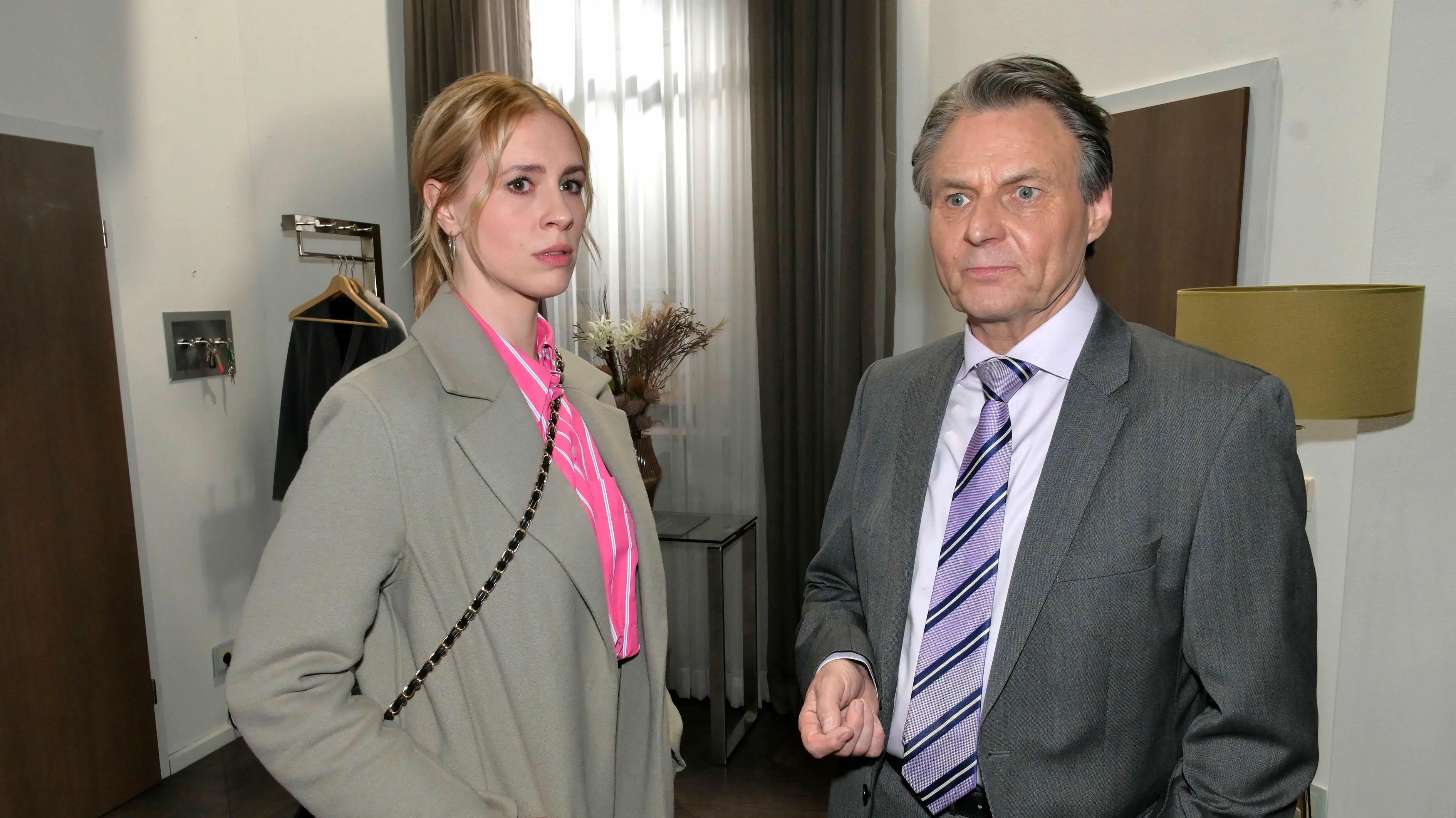 Zoe (Lara Dandelion Seibert) braucht dringend Geld und will Jo Gerner (Wolfgang Bahro) ihre gesamten Anteile an der Bank verkaufen.
