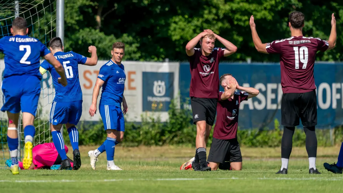 Fußball, Donau/Iller, Relegation: Finale um die Bezirksliga, SV Eggingen blau gegen TSV Regglisweiler in Illerrieden. Tobias Erthle (pink) hält in letzter Sekunde.