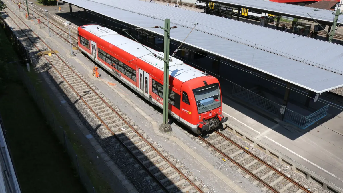 Am Freitagmittag stand der Zug in Richtung Rottenburg noch am Horber Bahnhof. Die letzten Fahrten bis Ende Juli.