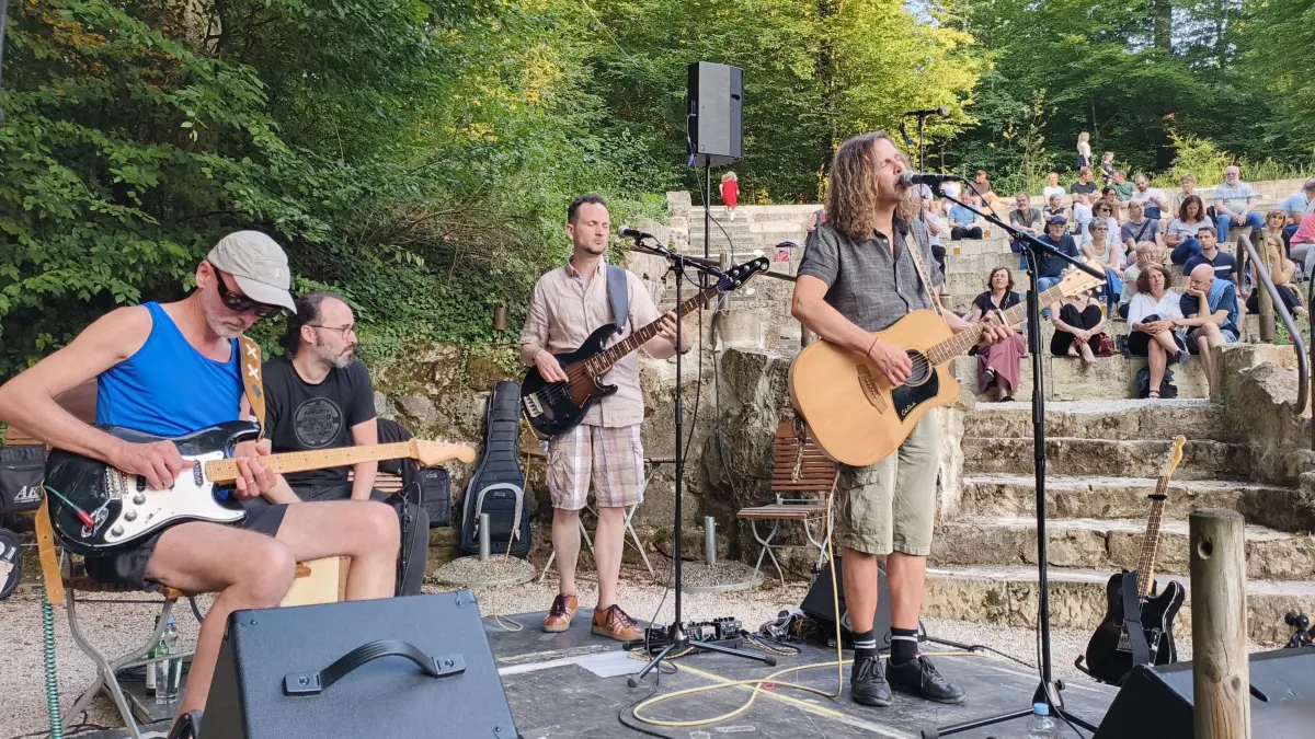 Roman Wreden (am Mikrofon) trat am Donnerstagabend mit Band im Sudhaus-Biergarten auf