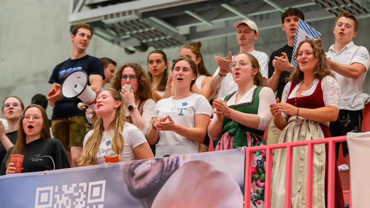Turnveranstaltung, DHM Geraeteturnen 2025, Paul Horn Arena, Veranstalter UNI Tuebingen, 20.06.2025: Die Fans tragen Tracht,
Turnveranstaltung, DHM Geraeteturnen 2025, Paul Horn Arena, Veranstalter UNI Tuebingen, 20.06.2025