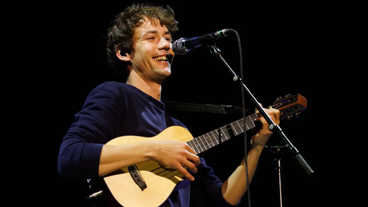 Southside Festival: 21.06.2025, Baden-Württemberg, Neuhausen ob Eck: Frontmann Henning May, Sänger und Ukulele-Spieler der Band AnnenMayKantereit, spielt auf dem Southside Festival. Insgesamt werden rund 60.000 Besucher erwartet. Das Festival zählt zu den größten deutschen Open-Air-Festivals. Foto: Philipp von Ditfurth/dpa +++ dpa-Bildfunk +++