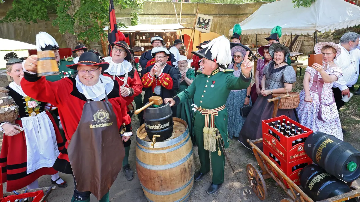 Historisches Lagerleben, Großer Siedershof, Grasbödele - Anlässlich seines Jubiläums veranstaltet der Große Siedershof am kommenden Wochenende ein festliches Lager mit zahlreichen befreundeten Gruppen und Wehren. Vom 20. bis 22. Juni 2025 wird auf dem Grasbödele ein historisches Lagerleben geboten – mit Musik, Tradition und offenem Austausch. Historische Schützencorps Bad Mergentheim