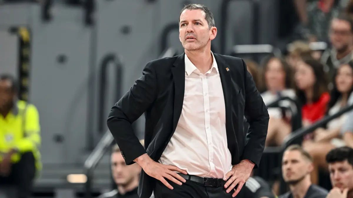 FC Bayern München - ratiopharm Ulm: 21.06.2025, Bayern, München: Basketball: Bundesliga, FC Bayern München - ratiopharm Ulm, Meisterschaftsrunde, Finale, 3. Spieltag, SAP Garden. Ulms Trainer Ty Harrelson beobachtet das Spiel. Foto: Harry Langer/dpa +++ dpa-Bildfunk +++
