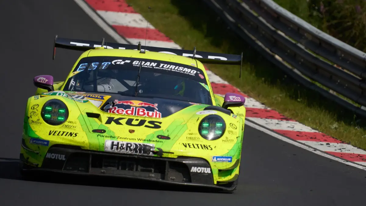 24h-Rennen auf dem Nürburgring: 22.06.2025, Rheinland-Pfalz, Nürburg: Der als Grello bekannte Porsche 911 GT3 vom Team Manthey EMA mit Kevin Estre (Frankreich) Güven Ayhancan (Türkei), Thomas Preining (Österreich), und Patrick Pilet(Deutschland) liegt rund vier Stunden vor dem Rennende in Führung. Foto: Thomas Frey/dpa +++ dpa-Bildfunk +++