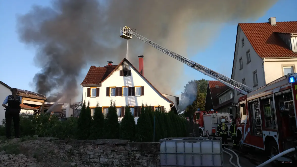Major fire in Schrozberg: Machine hall fully ablaze: Flames spread to the ...