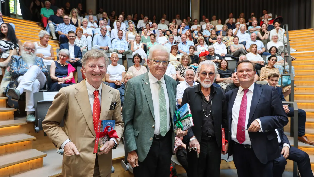 Freude beim Premierenempfang (von links): Förderverein-Gründungspräsident Dr. Michael Klett, Ministerpräsident Winfried Kretschmann, Förderverein-Gründungsmitglied Prof. Ben Willikens und Förderverein-Präsident Thomas Lützelberger.