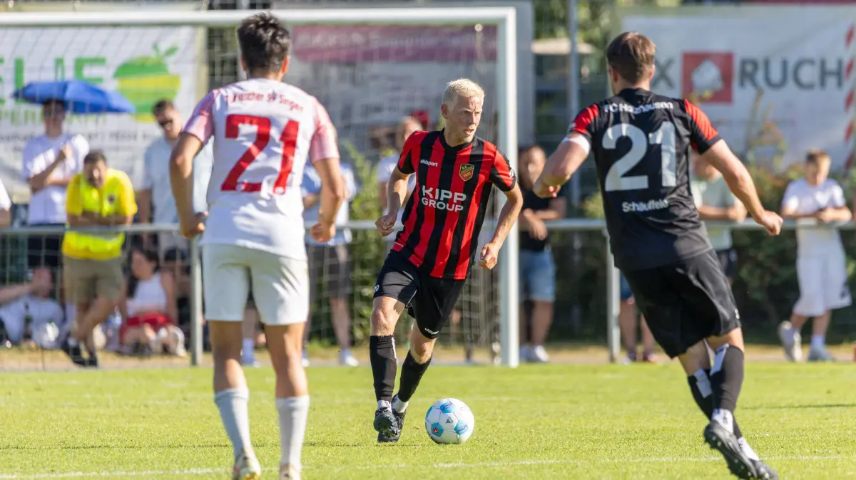 FCH-Co-Spielertrainer Lukas Foelsch (Mitte) wurde gegen Singen eingewechselt. In seiner letzten Partie für den Verbandsligisten fiel er durch unglückliche Aktionen auf.