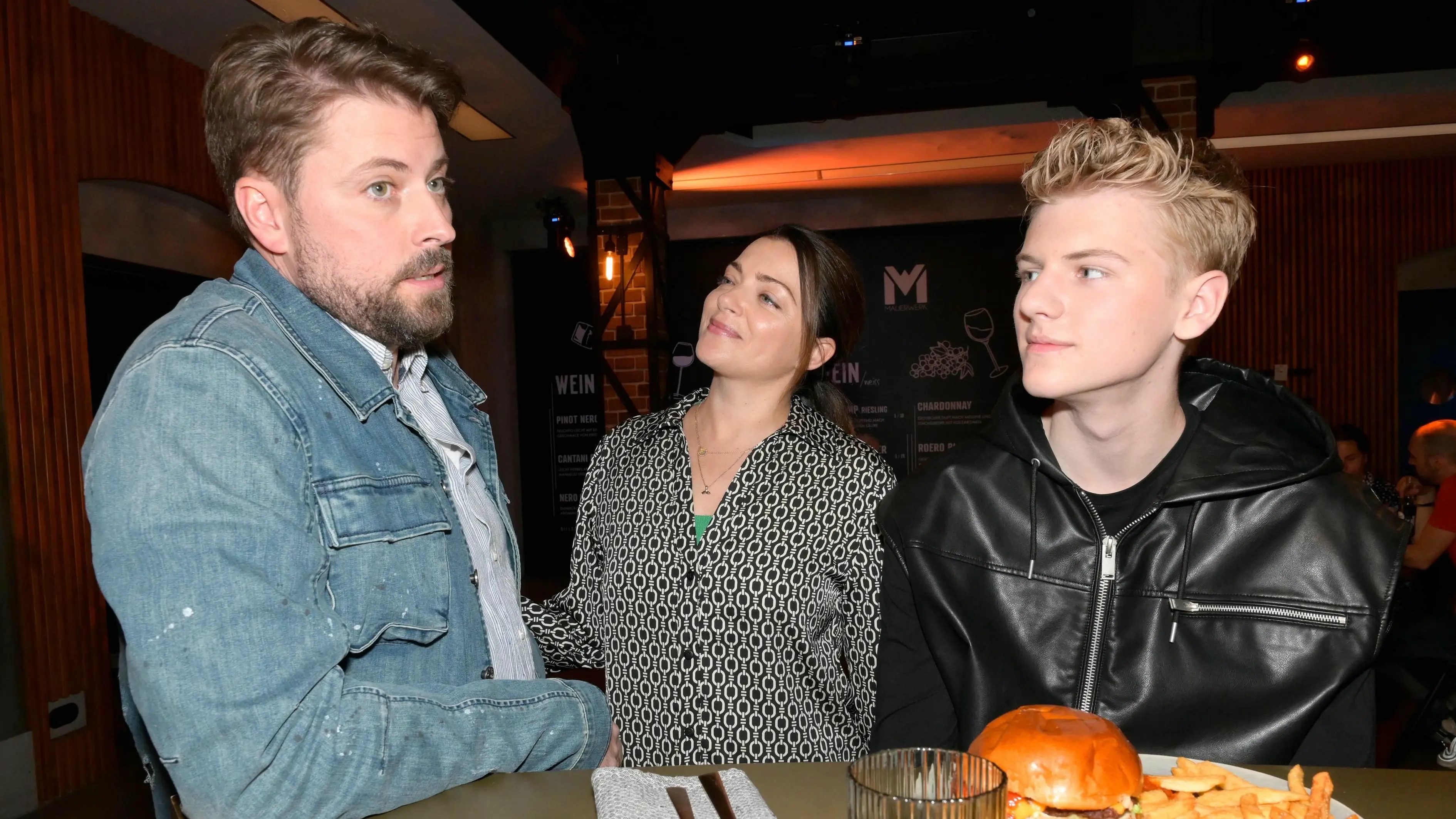 John (Felix von Jascheroff, l.) und Emily (Anne Menden) freuen sich für Oskar (Joey Altmann).