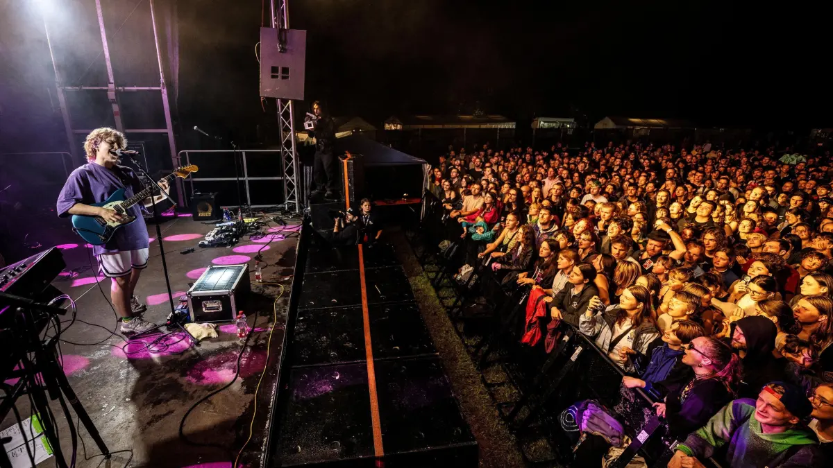 (ohne Überschrift): Vorsicht: Dieses Foto ist möglicherweise nur für den einstigen Verlag Schwäbisches Tagblatt verwendbar. Auftritt der Band ok.danke.tschüss (Headliner) auf dem Ract-Festival am 8.6.24 auf der Kastanienallee. Die Band sorgte für gute Stimmung und hatte viele Zuhörer*innen. Bild: Carolin Albers
