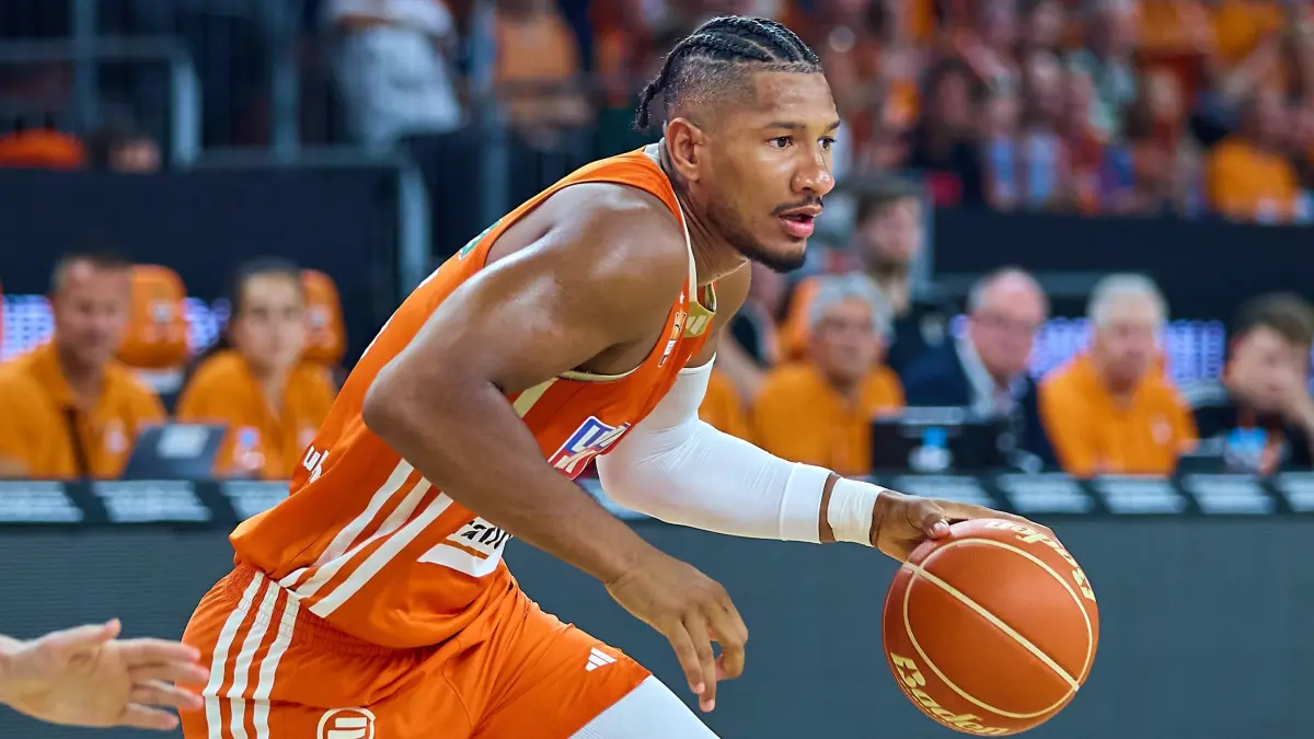 GER, ratiopharm ulm gegen FC Bayern, Basketball, 4. PlayOff, Finale, EasyCredit Bundesliga, Spielzeit 2024/2025, 24.06.2025 : Karim Jallow (ratiopharm ulm, #35)
GER, ratiopharm ulm gegen FC Bayern, Basketball, 4. PlayOff, Finale, EasyCredit Bundesliga, Spielzeit 2024/2025, 24.06.2025
Foto: Eibner-Pressefoto/Gerald Oelze-de Stoppa