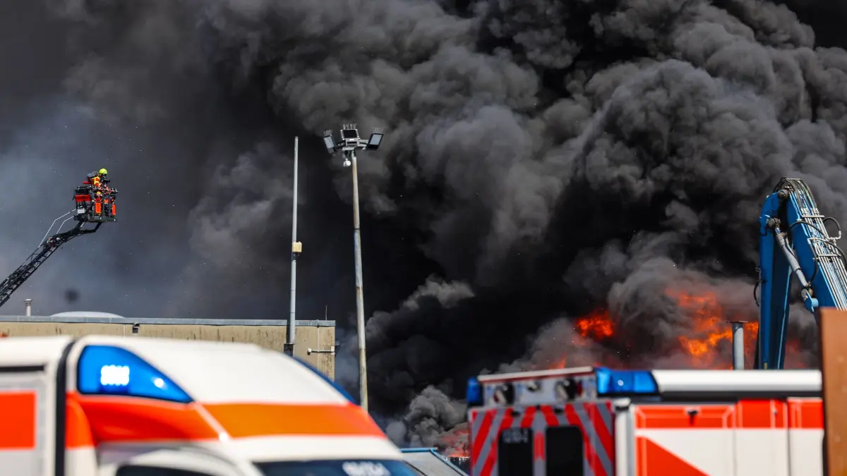 Brand im Metzinger Gewerbegebiet: Bei der Firma Alba sind Papierpaletten in Brand geraten.