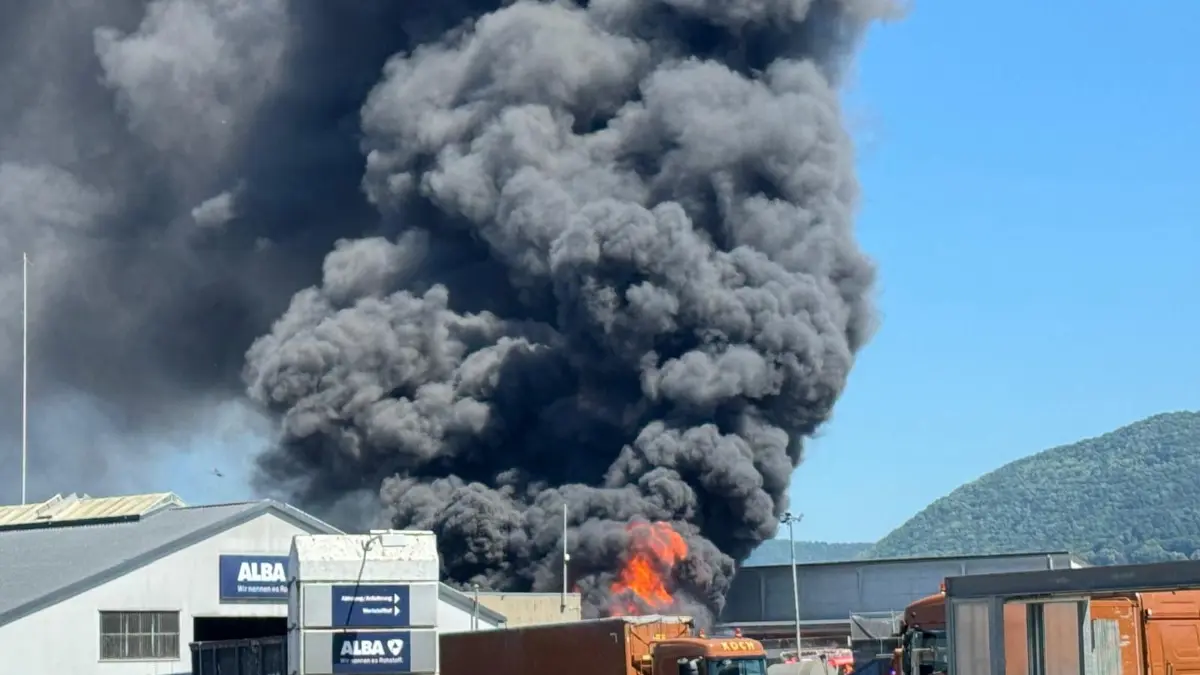 Brand im Metzinger Gewerbegebiet: Bei der Firma Alba sind Papierpaletten in Brand geraten.