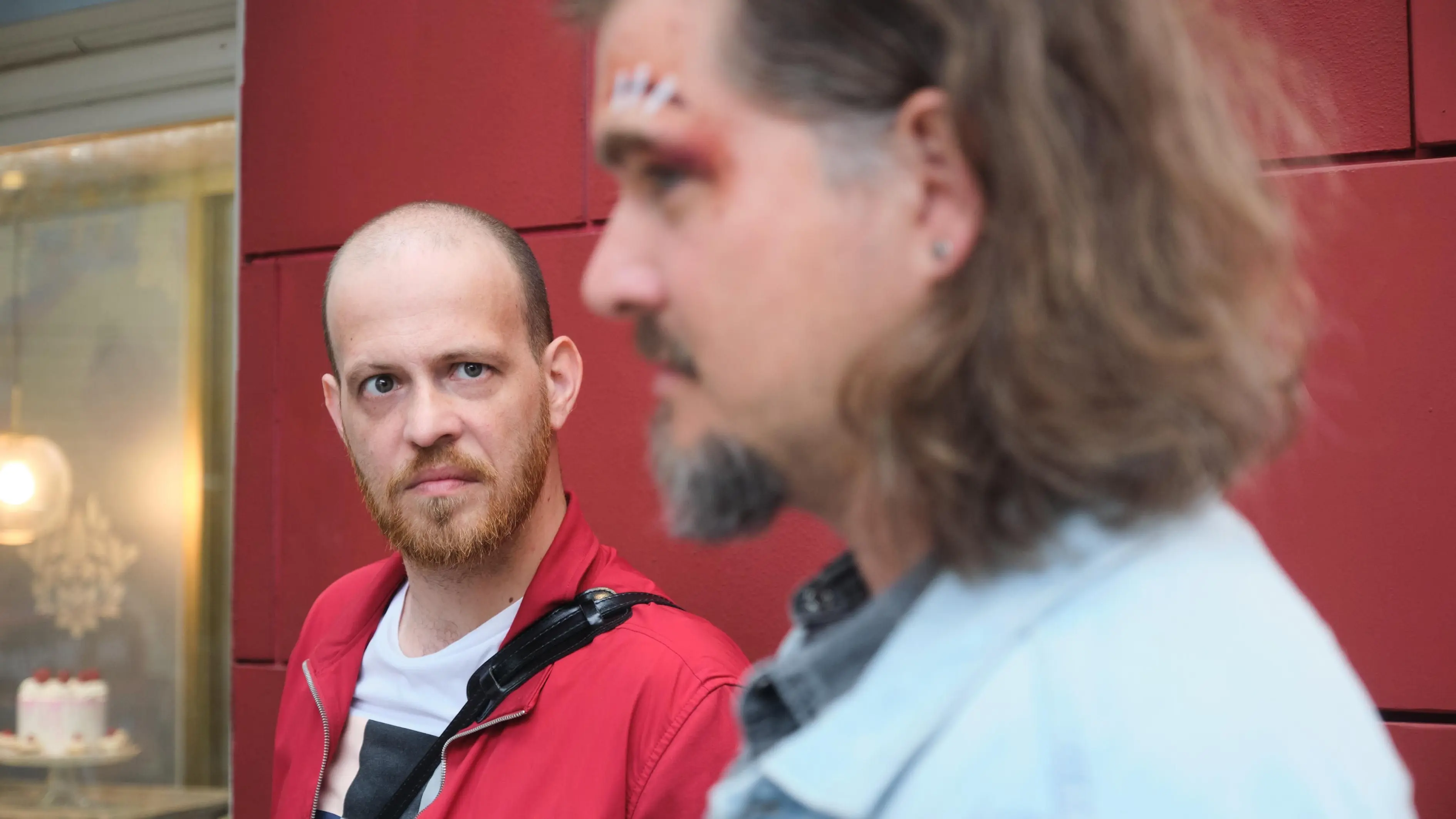 Tobias (Patrick Müller, l.) erkennt schockiert, dass David (Diego Seyfarth) ihn ausgekontert hat.