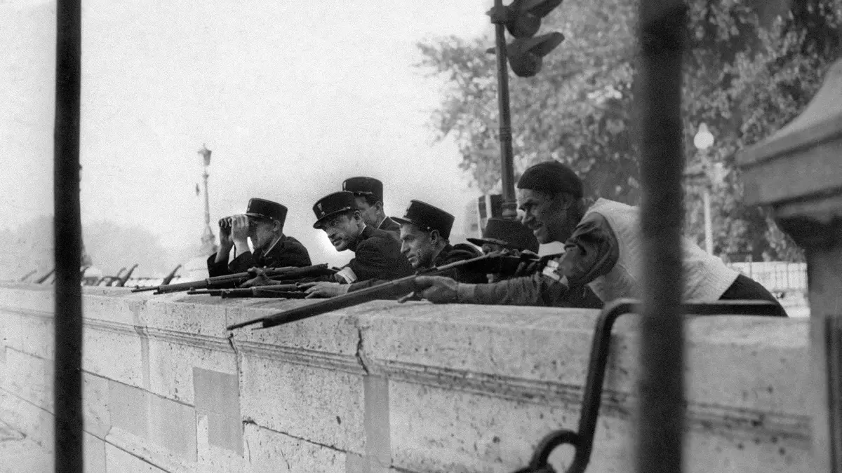 Picture taken between 19 and 25 August 1944 during the Battle of Paris shows French policemen and a FFI soldier (R) keeping an eye on the Seine banks a few days before the Liberation of the French capital city during World War II. AFP PHOTO (Photo by AFP) Résistance World War 2