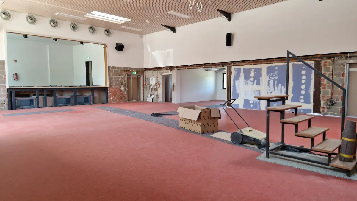 Sanierung Festhalle Ottendorf auf der Zielgeraden, Juni 2025, Halle, Umkleiden und Außenanlage