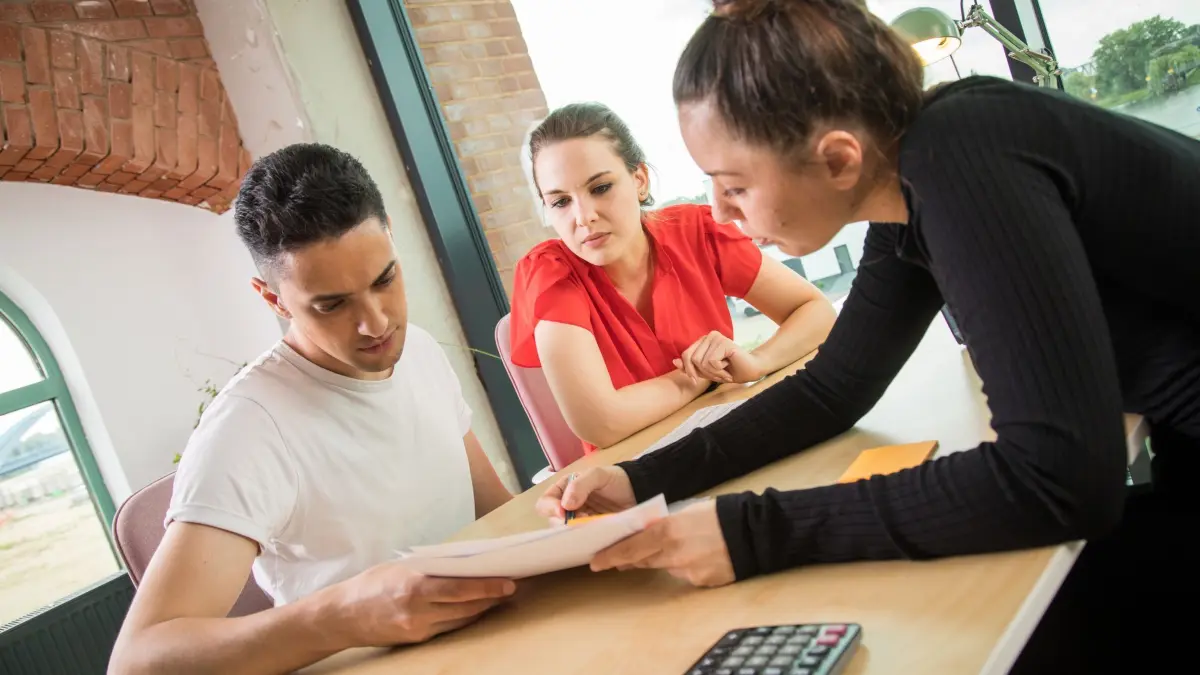 Eine Frau berät zwei weitere Personen: ILLUSTRATION - Schutz für Arbeitnehmer: Gewerkschaften beraten ihre Mitglieder in tarif- und arbeitsrechtlichen Dingen - etwa bei Abmahnungen oder einer Kündigung. (zu dpa: «Was bringt die Mitgliedschaft in einer Gewerkschaft?») Foto: Christin Klose/dpa-tmn - Honorarfrei nur für Bezieher des dpa-Themendienstes +++ dpa-Themendienst +++