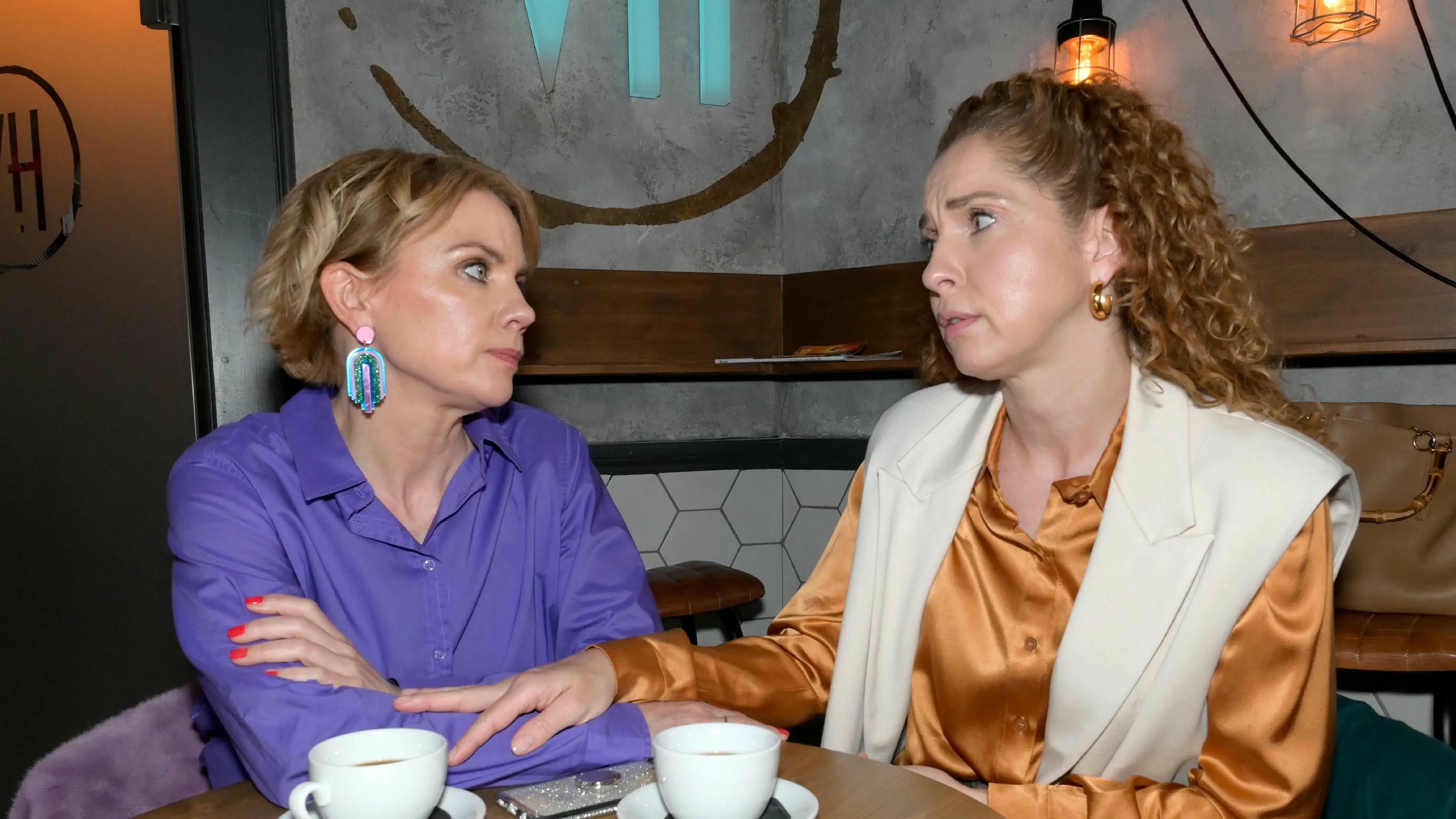 Zwei Frauen stehen bei GZSZ vor einem Neuanfang: Yvonne (Gisa Zach, l.) und Nina (Maria Wedig).