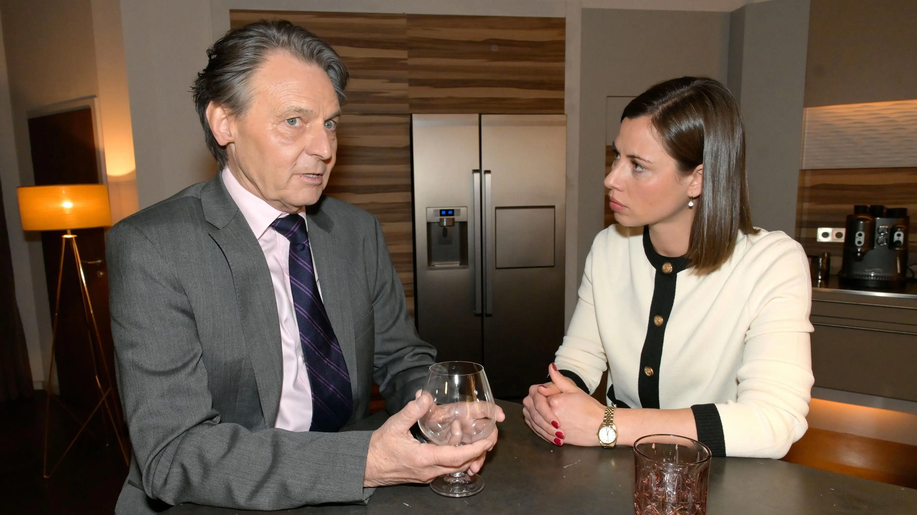 Jo Gerner (Wolfgang Bahro) und Matilda (Anna-Katharina Fecher) finden endlich wieder zueinander.