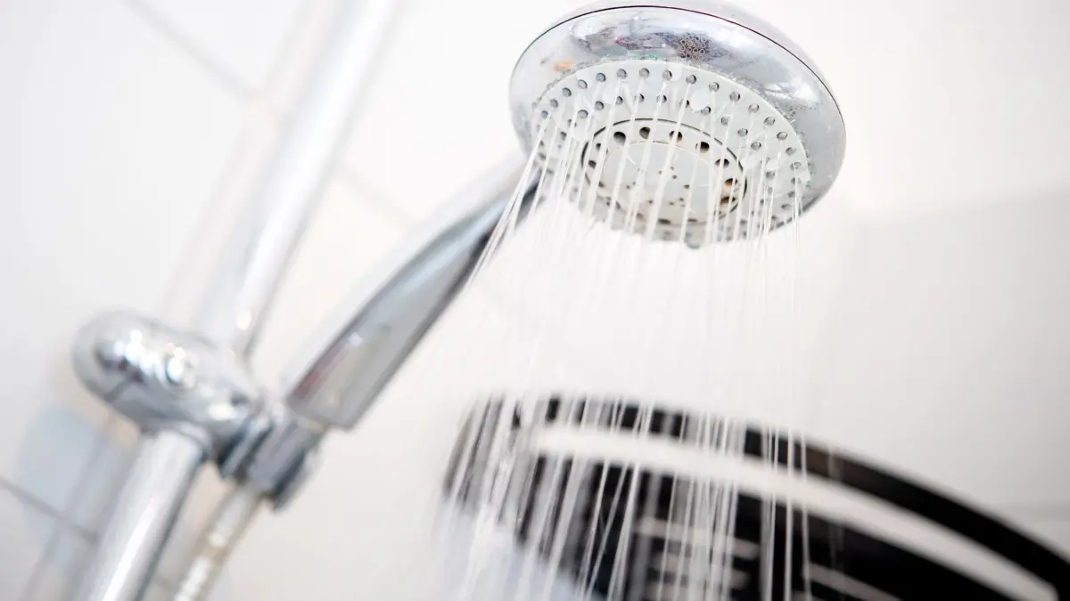 ARCHIV - 14.09.2022, Niedersachsen, Oldenburg: Ein Duschkopf hängt in einer Dusche in einem Badezimmer. (zu dpa: «Zunahme der Legionellen-Erkrankungen in Thüringen») Foto: Hauke-Christian Dittrich/dpa +++ dpa-Bildfunk +++