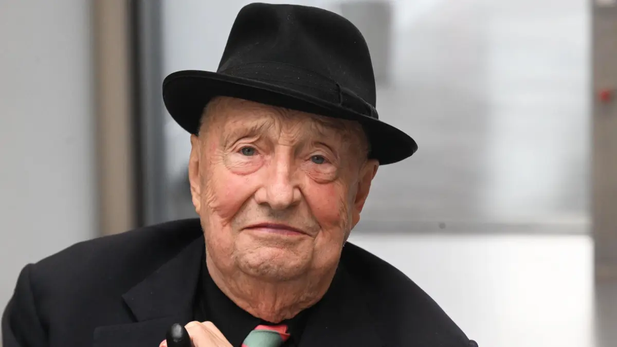Georg Baselitz: ARCHIV - 30.08.2023, Bayern, München: Der Künstler Georg Baselitz kommt zur Preview seiner Ausstellung «Malelade» in die Pinakothek der Moderne. (zu dpa: «Baselitz malt mit Rollstuhl») Foto: Felix Hörhager/dpa +++ dpa-Bildfunk +++