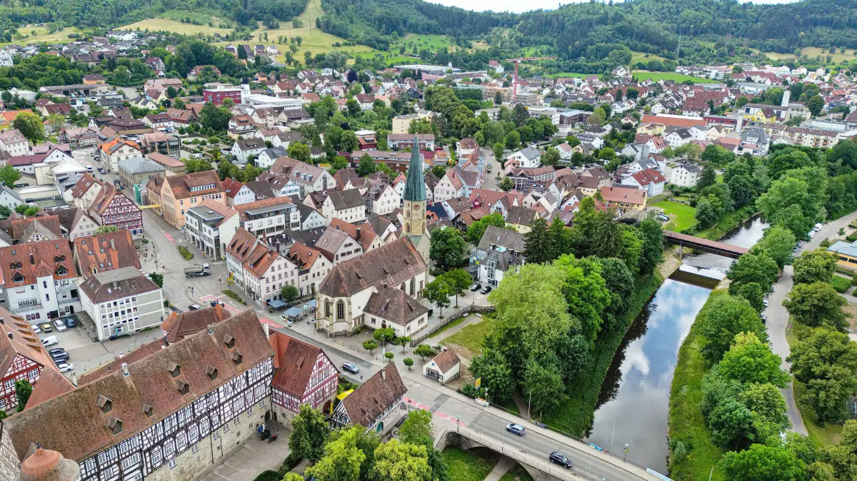 Luftbilder Gaildorf Juni 2025: Stadtkirche, Kocherbrücke, Marktplatz, Sportplatz, Speichersee