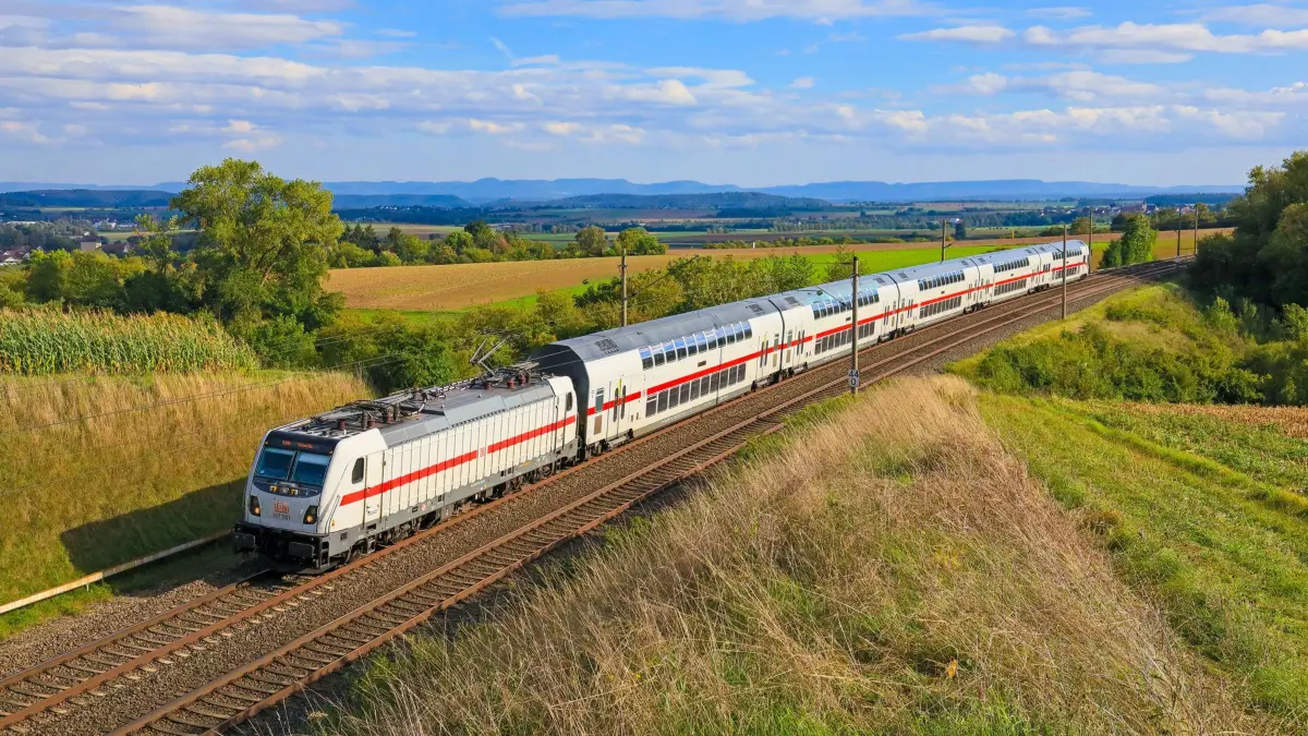 <p>Eine Ellok der Baureihe 147 der DB Fernverkehr fährt mit einem IC auf der Gäubahn von Horb nach Stuttgart Hbf, hier zwischen Gäufelden und Herrenberg. Am Horizont die Schwäbische Alb.</p>