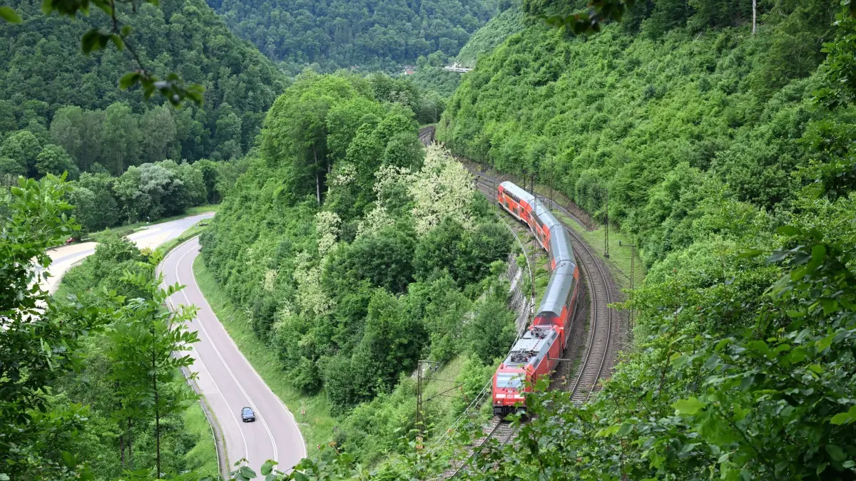 Bahnstrecke Geislinger Steige: ARCHIV - 03.06.2025, Baden-Württemberg, Geislingen: Ein Zug fährt auf der Bahnstrecke Geislinger Steige von Geislingen nach Amstetten auf die Schwäbische Alb. (zu dpa: «175 Jahre Geislinger Steige: Meisterwerk der Ingenieurskunst») Foto: Bernd Weißbrod/dpa +++ dpa-Bildfunk +++