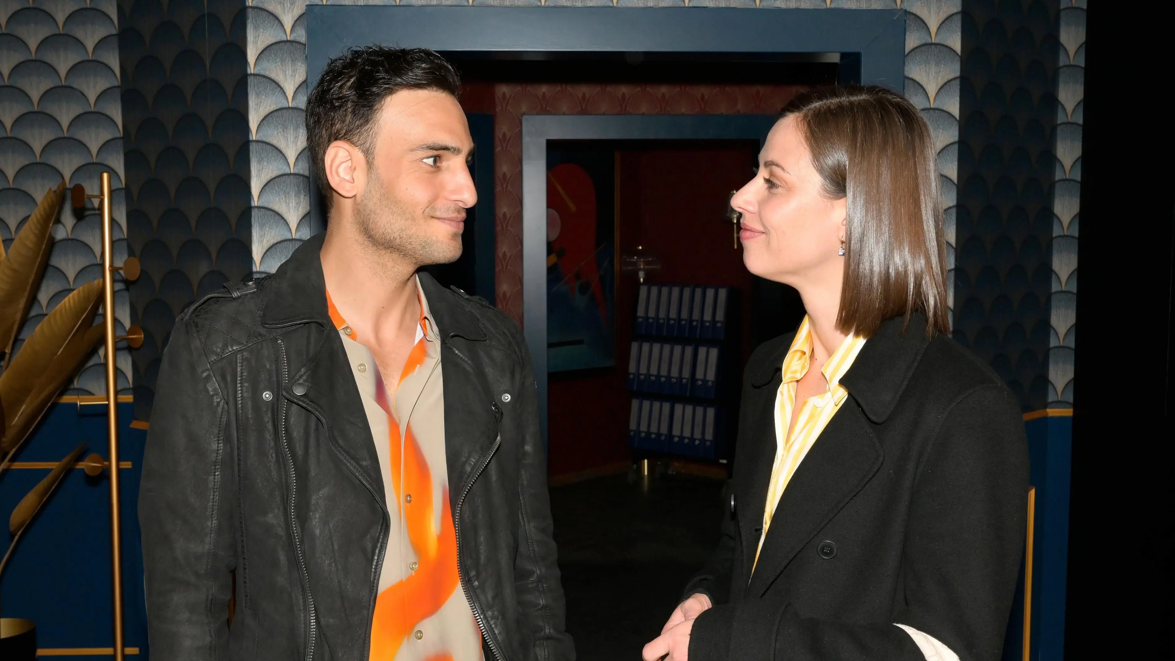 Nihat (Timur Ülker) will Matilda (Anna-Katharina Fecher) kennenlernen.
