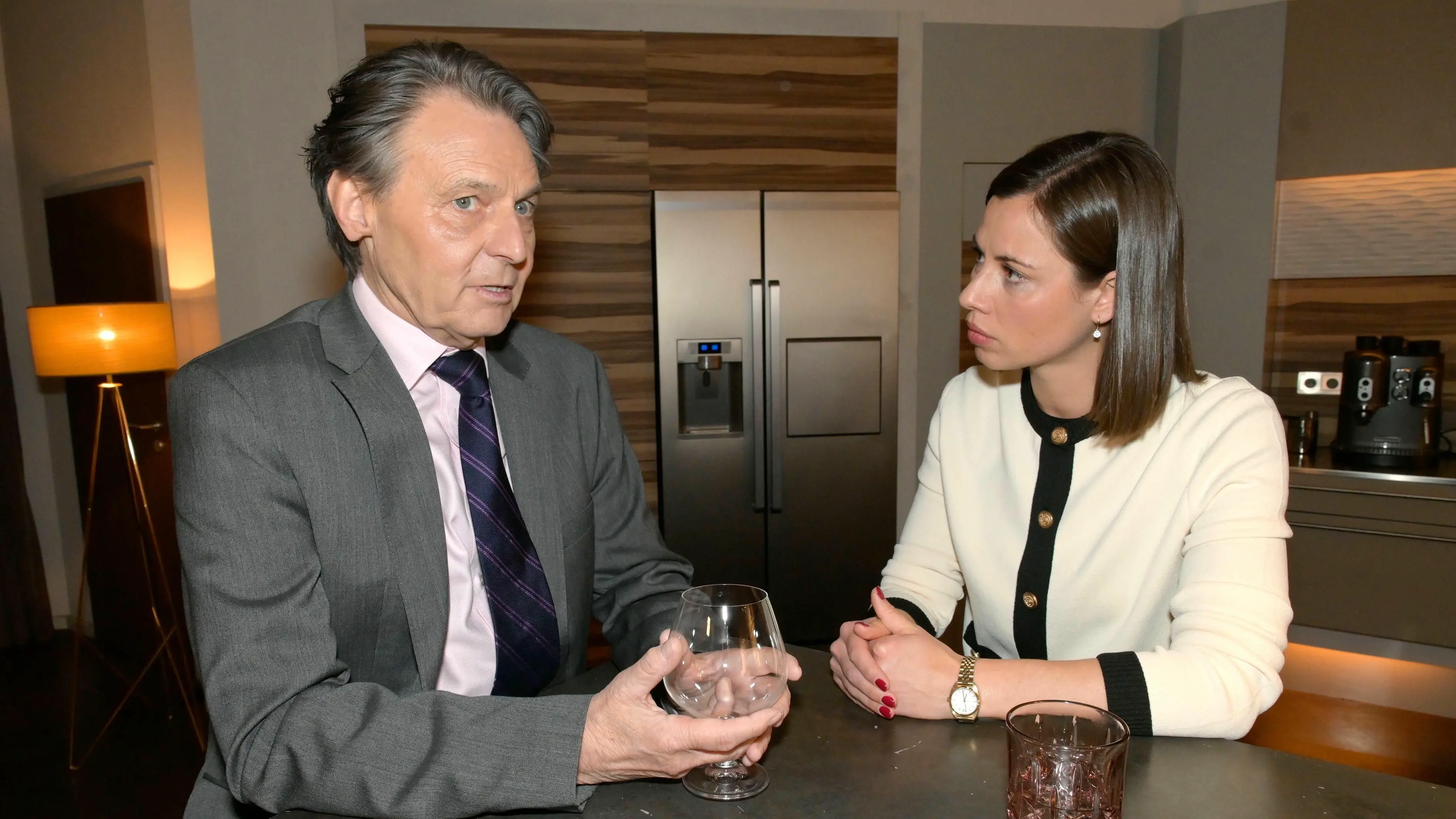 Jo Gerner (Wolfgang Bahro) und Matilda (Anna-Katharina Fecher) unterstützen Paulina.