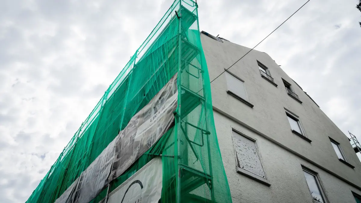 Im Jahr 2021 genehmigte der Dußlinger Gemeinderat den Bau eines Studentenwohnheims an der Wilhelm-Herter-Straße in Dußlingen. Doch das Projekt wurde nie abgeschlossen. Gegen einen neuen Anlauf, inklusive Neubau, stimmte am Donnerstagabend der Dußlinger Gemeinderat.