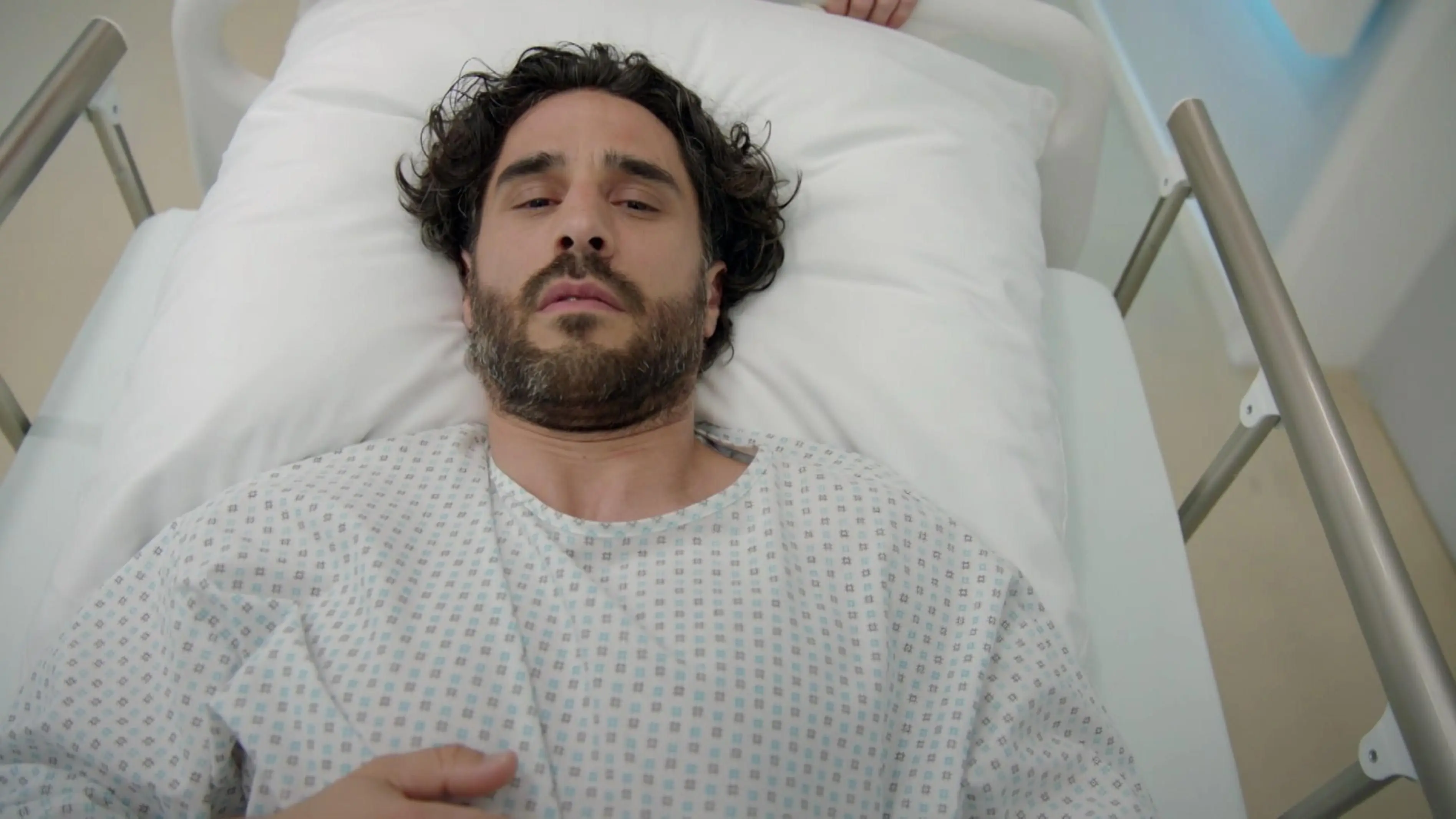 Tobias (Jan Kittmann) hat Krebs und muss operiert werden.