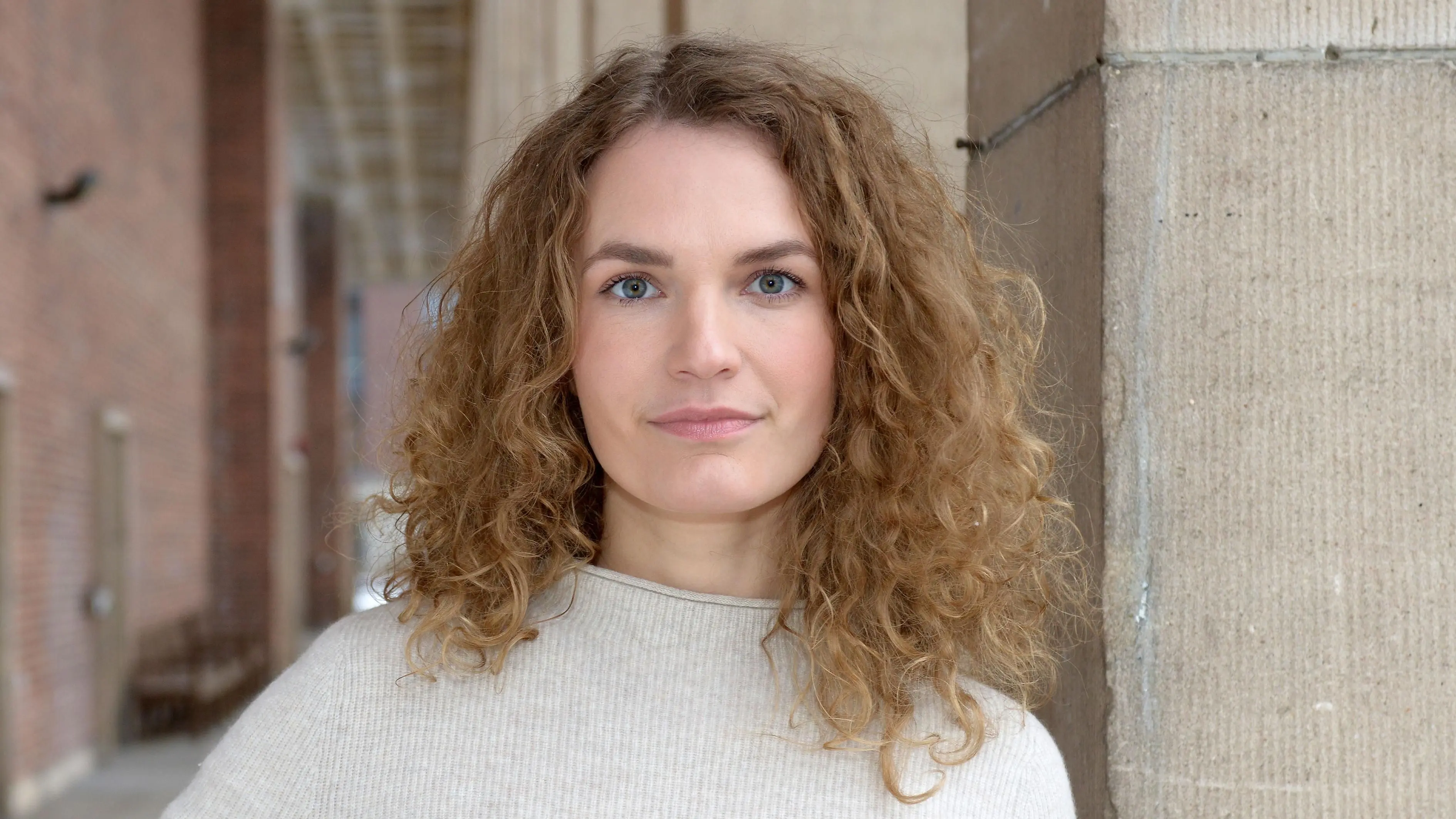 Paulina (Christina Arends) will mit ihrer Tochter ins Ausland flüchten.
